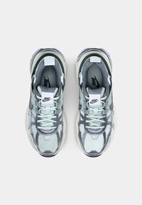Sneaker Nike grigie e verde menta realizzate in materiali in rete e pelle, dotate di linguetta imbottita, chiusura con lacci e suola testurizzata.