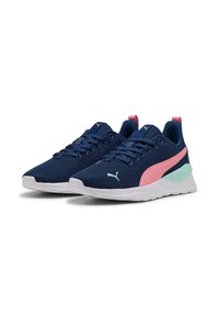 Marineblaue Sportschuhe mit Obermaterial aus Mesh, Akzenten in Rosa und Mintgrün, weißer Sohle und Schnürung. Auf der Seite ist ein Logo angebracht.