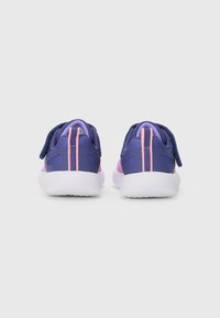 Paarse sportieve schoenen met roze accenten, klittenbandsluitingen, een gevoerde witte zool en een gestructureerde stoffen bovenkant.