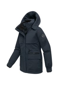 Donkerblauwe geïsoleerde jas met een capuchon, een rits aan de voorkant, twee ritszakken aan de zijkanten en een merkpatch op de mouw. Gladde stoftextuur.