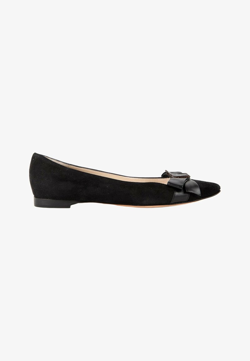Chaussure plate en daim noir à bout pointu, décorée d'un nœud en cuir et d'un petit détail chaîne sur le dessus.