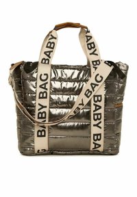 Metallic pilkos spalvos pūkuota medžiaga, kuri turi smėlio spalvos "BABY BAG" diržus, užtrauktuko uždarymą ir lygų paviršių. Yra du rankenėlės ir šoninė kišenė.