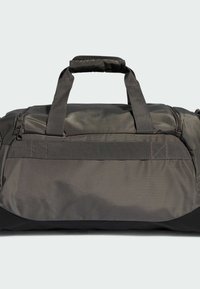 Bolsa de lona gris hecha de tela duradera, con asas dobles, un compartimento con cremallera y una superficie texturizada con una correa horizontal.