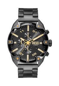 Montre en acier inoxydable noir avec des accents dorés. Le cadran rond présente des sous-cadrans de chronographe, des marqueurs audacieux et un fond noir texturé.