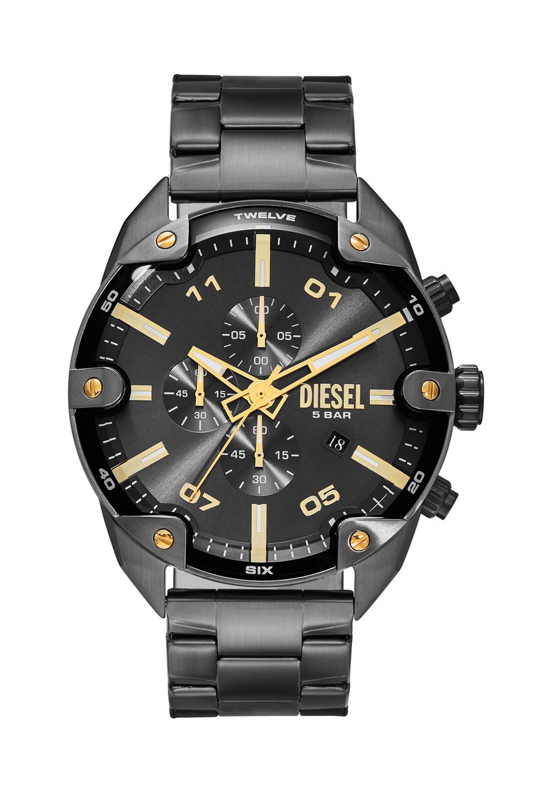 Montre en acier inoxydable noir avec des accents dorés. Le cadran rond présente des sous-cadrans de chronographe, des marqueurs audacieux et un fond noir texturé.