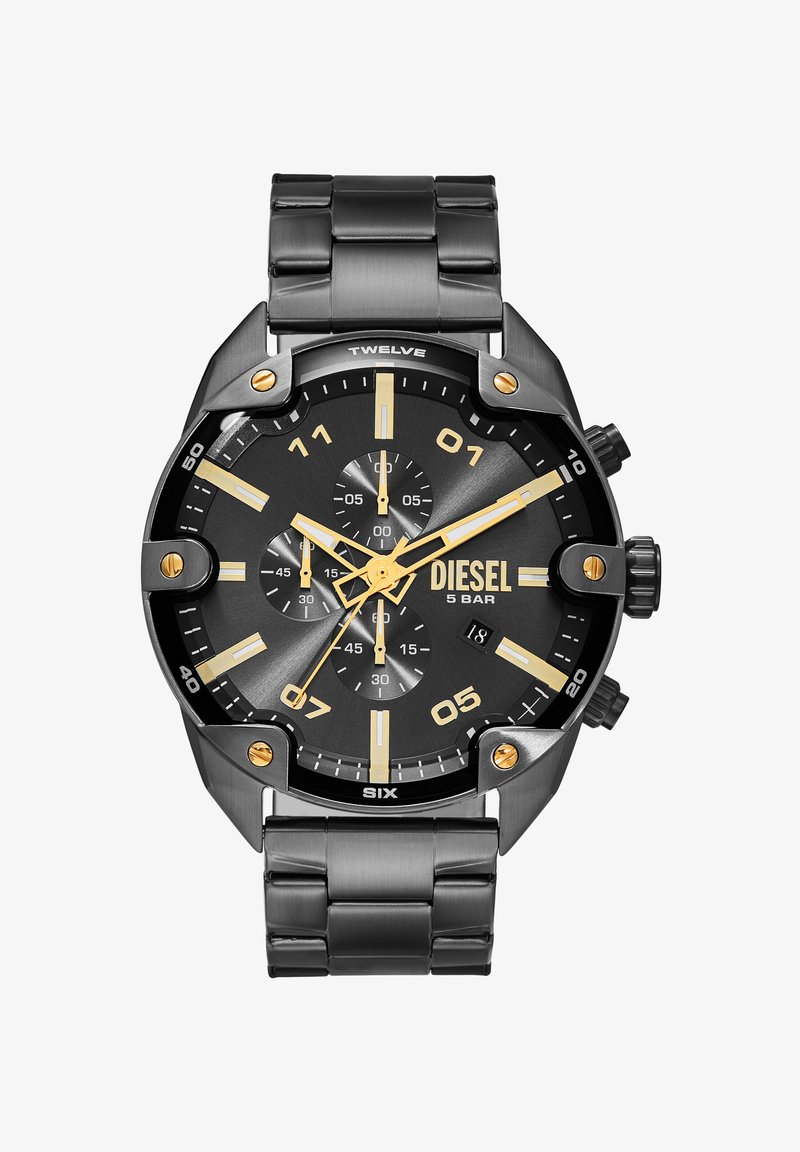 Melnā nerūsējošā tērauda pulkstenis ar zelta akcentiem. Apaļais ciparnīca ir aprīkota ar hronogrāfa subciparnīcām, izteiksmīgajiem rādītājiem un teksturētu melnu fona.