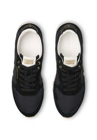 Sneaker nere con upper in suede e tessuto, dotate di una suola in gomma spessa, dettagli dorati e design con allacciatura. Marchio evidente sulla linguetta.