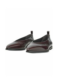Ballerines en cuir bourgogne avec un bout pointu, un design épuré et un accent minimal. Elles possèdent une fine semelle noire et une languette à l'arrière pour un enfilage facile.