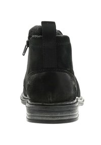 Schwarze Wildleder-Ankle Boots mit runder Zehenpartie, verstärktem Rücken und elastischem Seitenpanel. Strukturiertes Profil mit horizontalen Streifen.