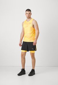 Puma RUN FAVORITE VELOCITY WOVEN 2IN1 SHORT M - Sportiniai šortai - black/sunset glow