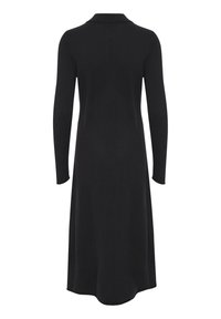 Robe noire à manches longues avec un col, en tissu tricoté extensible, silhouette évasée et texture lisse, présentant une couture de dos droite.