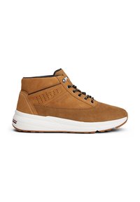 Basket en daim marron mi-haut avec lacets noirs, semelle blanche, panneau latéral perforé et col de cheville rembourré.