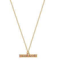 Ogrlica zlatnog tona s pravokutnim privjeskom koji sadrži šarene cvjetne uzorke i perličaste detalje, obješena na finom lancu.