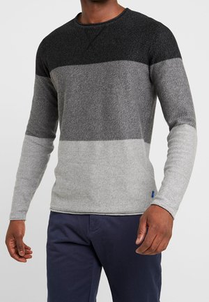 Langarm-Pullover mit einem Farbblockdesign in dunkelgrauen, hellgrauen und anthrazitfarbenen Abschnitten. Hergestellt aus strukturiertem Strickstoff.