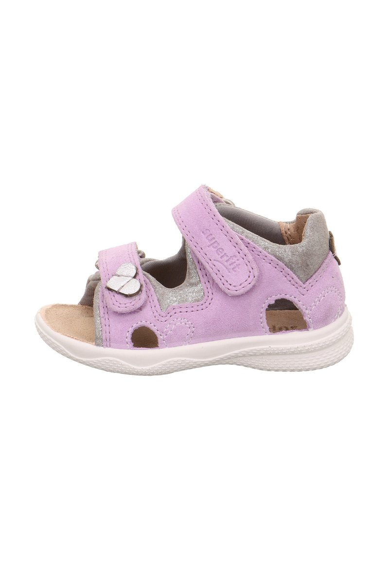 Helle lila Wildleder-Sandale mit offenem Design, verstellbaren Klettverschlüssen, grauen Akzenten und einer strukturierten weißen Gummisohle.