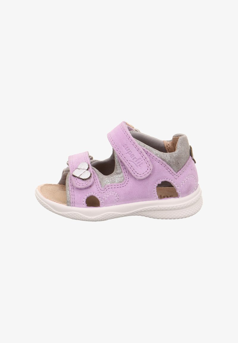 Helle lila Wildleder-Sandale mit offenem Design, verstellbaren Klettverschlüssen, grauen Akzenten und einer strukturierten weißen Gummisohle.