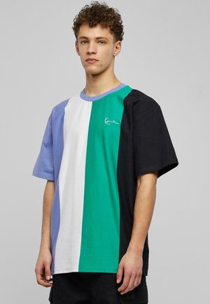 Farverig oversized T-shirt med sektioner i lavendel, hvid, grøn og sort, med korte ærmer og rund hals. Inkluderer broderet logo.