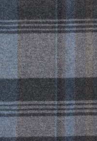 Szary materiał w kratę z mieszanką jasnoszarych i ciemnoszarych kwadratów z niebieskimi i brązowymi akcentami. Miękka tekstura o tkanym wyglądzie.