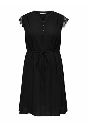 Černé šaty bez rukávů do kolen s krajkovým lemováním na rukávech, zapínáním na knoflíky u výstřihu a páskem v pase.