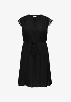 Robe noire sans manches longueur genou avec bordure en dentelle sur les manches, encolure boutonnée et ceinture nouée à la taille.