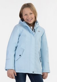 Světle modrá nepromokavá bunda s kapucí, zipovým zapínáním, dvěma předními kapsami a decentním logem. Má hladký povrch a strukturovaný design.