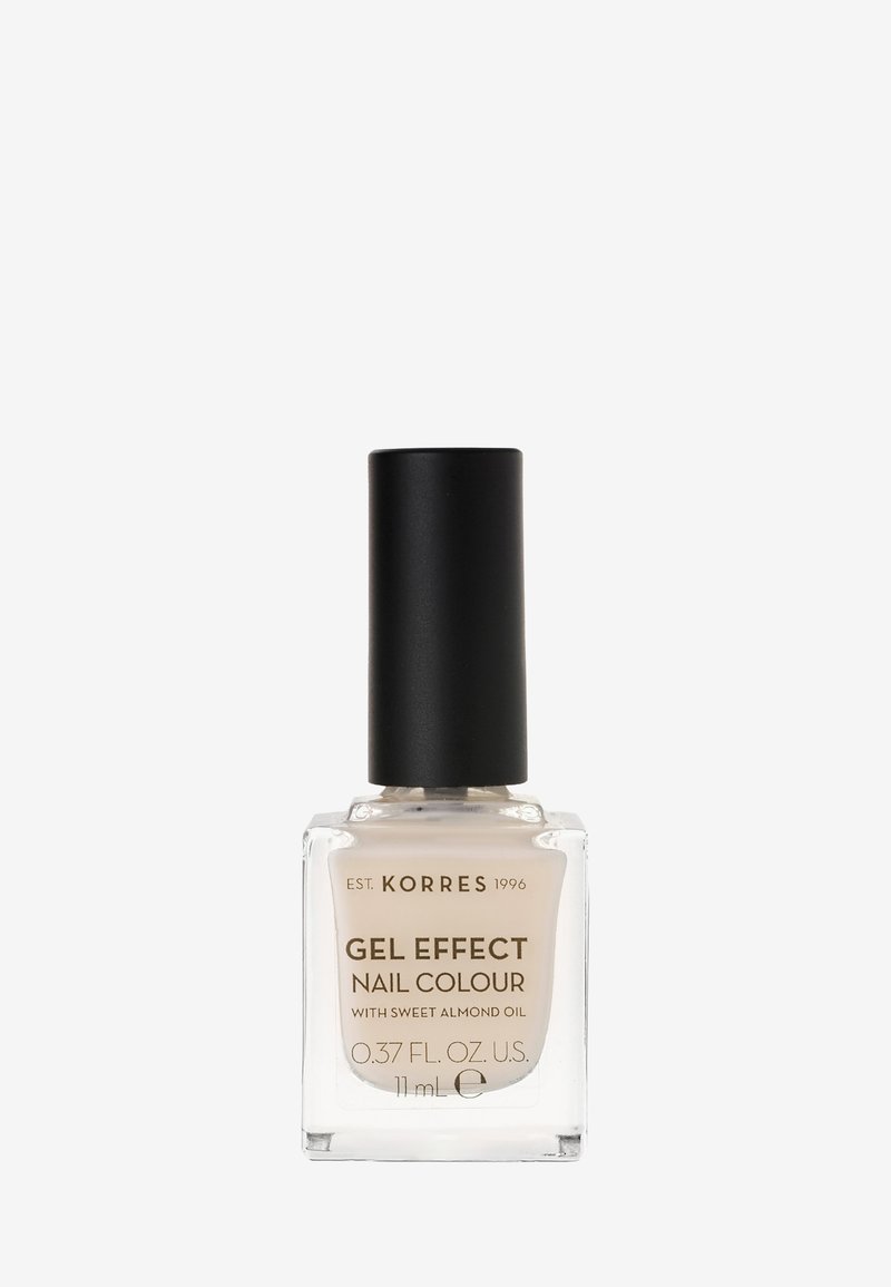 Korres Gel Effect Nagellack i en klar glasflaska med ett svart lock. Innehåller ljus beige nagellack med söt mandelolja. 11 ml.