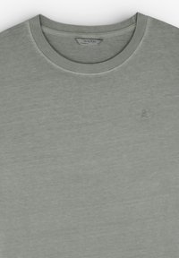Lys grå T-shirt lavet af blød bomuld, med rund hals, korte ærmer og et lille broderet kraniumlogo på brystet.