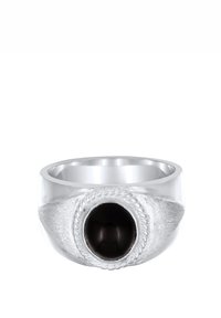 Silver ring med en central svart sten, med en texturerad band och en flätad detalj runt stenen. Rund form, polerad yta.