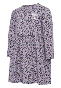 Långärmad lila klänning med bladmönster i mörkgrön och brun. Har en rynkad midja och en vit logotyp på bröstområdet.