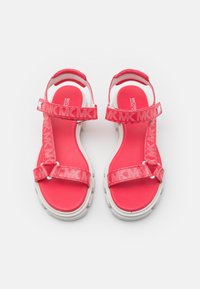 Rosa Plateausandalen mit weißen Sohlen, ausgestattet mit mit Logo bedruckten Riemen und gepolsterten Fußbetten. Offenes Zehen-Design mit verstellbaren Schnallenriemen.