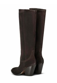 Un paio di stivali alti in suede marrone scuro con tacco impilato e punta arrotondata, mostrati da un angolo laterale-posteriore.