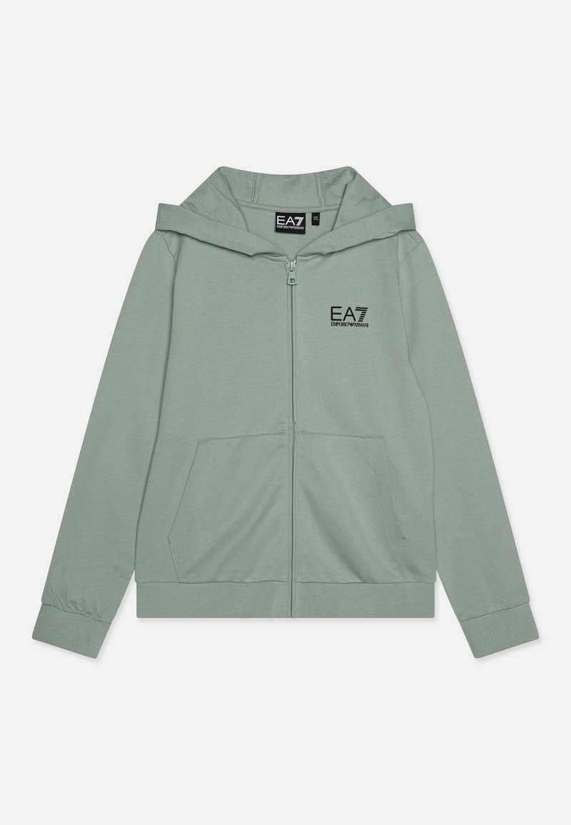 Světle zelená mikina na zip vyrobená z měkké tkaniny. Obsahuje přední kapsu, ribbové manžety a malé logo EA7 na hrudi.
