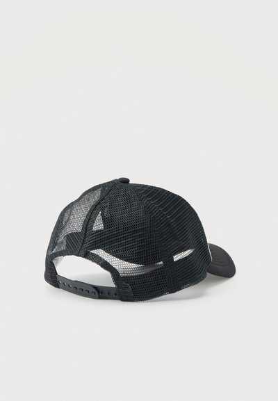 Μαύρο καπέλο trucker με δίχτυ, με ρυθμιζόμενο κούμπωμα snapback και καμπύλη γείσο, εμφανιζόμενο από πίσω σε απλό φόντο.
