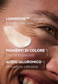 Formula beige cremosa applicata sulla pelle, con pigmenti colorati microincapsulati e acido ialuronico. Sovrapposizioni di testo forniscono dettagli sul prodotto.