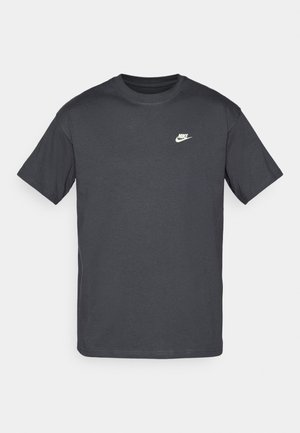 Mørkegrå bomulds T-shirt med korte ærmer, rund hals og et hvidt Nike-logo på venstre bryst. Enkel design, glat tekstur.