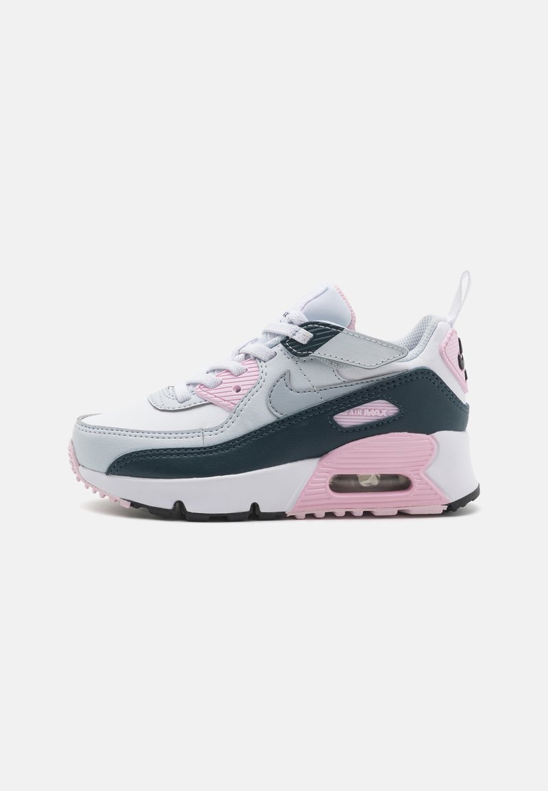Nike Air Max-skor med en blandning av ljusblå, mörkblå och rosa syntetiska material, med en vit sula och synlig luftkudde.