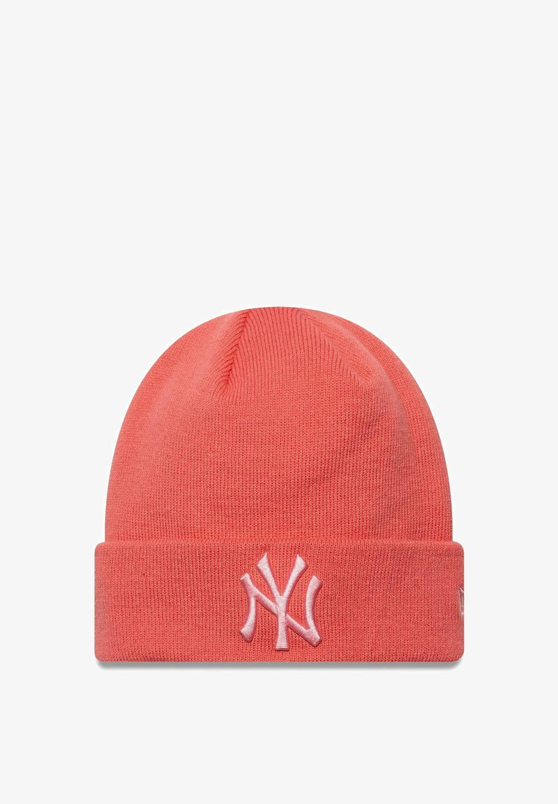Berretto lavorato a maglia corallo con risvolto, caratterizzato da un logo "NY" ricamato in bianco sul davanti. Texture liscia con una vestibilità aderente.
