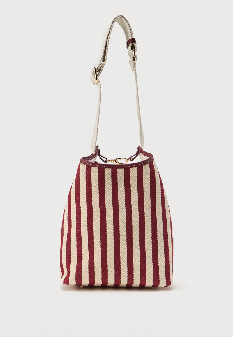 Τσάντα ώμου με κόκκινες και μπεζ κάθετες ρίγες, χρυσά μεταλλικά στοιχεία και ρυθμιζόμενο κρεμ ιμάντα με πλεκτή λεπτομέρεια.