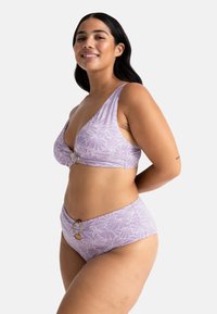Violet gėlėtas bikini rinkinys, turintis giliai V formos viršų su plačiomis petnešėlėmis ir auksiniu žiedo akcentu, papildytas aukštu juosmeniu bikini kelnaitėmis su panašiu raštu.