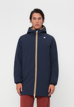 Veste bleu marine avec capuche, fermeture éclair avec accents jaunes, manches longues, poignets élastiques et deux poches latérales.