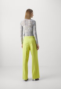 HUGO HELEPHER - Pantalon classique - bright green