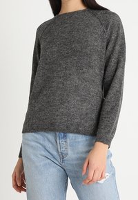 ONLY Stickad tröja - mottled dark grey