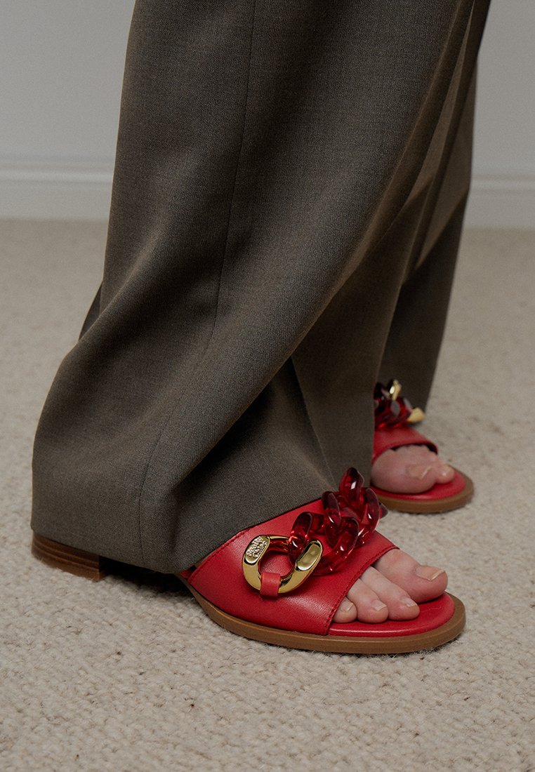 See by Chloé Muiltjes met hak rood