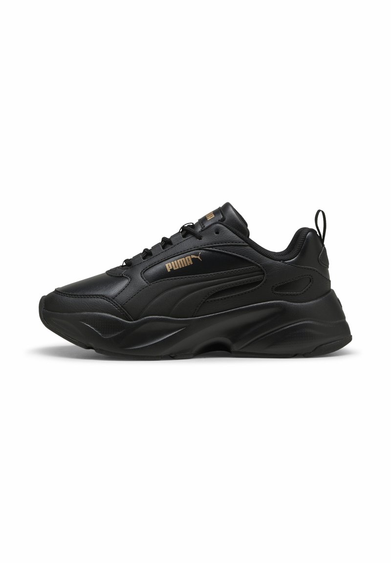 Schwarzer Sportschuh mit einem glatten Lederobermaterial, gepolstertem Kragen und strukturiertem Gummisohle. Verfügt über ein goldenes Logo-Detail an der Seite.
