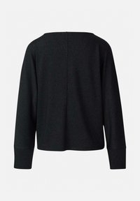 Czarny pulower o luźnym kroju, szerokim dekolcie i długich rękawach. Posiada subtelną fakturę oraz centralny szew z tyłu.