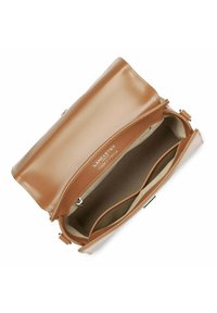 Borsa a tracolla in pelle color tan con finitura liscia, dotata di chiusura a zip. L'interno include una morbida fodera e due scomparti per l'organizzazione.