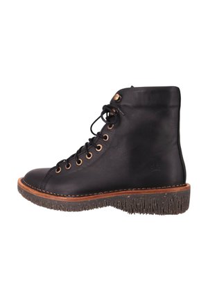 Bota negra de cuero con cordones hasta el tobillo, suela marrón cosida y suela exterior de goma texturizada, vista desde el lado exterior.