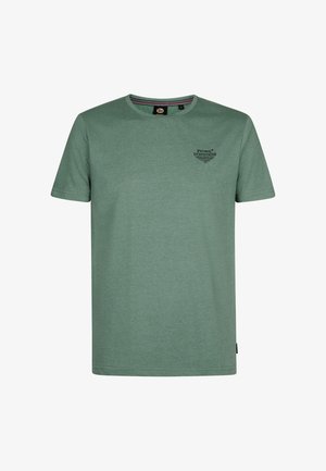 Tricou verde din bumbac, cu gât rotund, mâneci scurte și un logo mic imprimat pe partea stângă. Textură netedă, design casual.