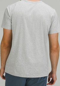 Graues Baumwoll-T-Shirt mit Rundhalsausschnitt, kurzen Ärmeln und einer glatten Textur. Verfügt über ein simples Design ohne sichtbare Muster oder Logos.