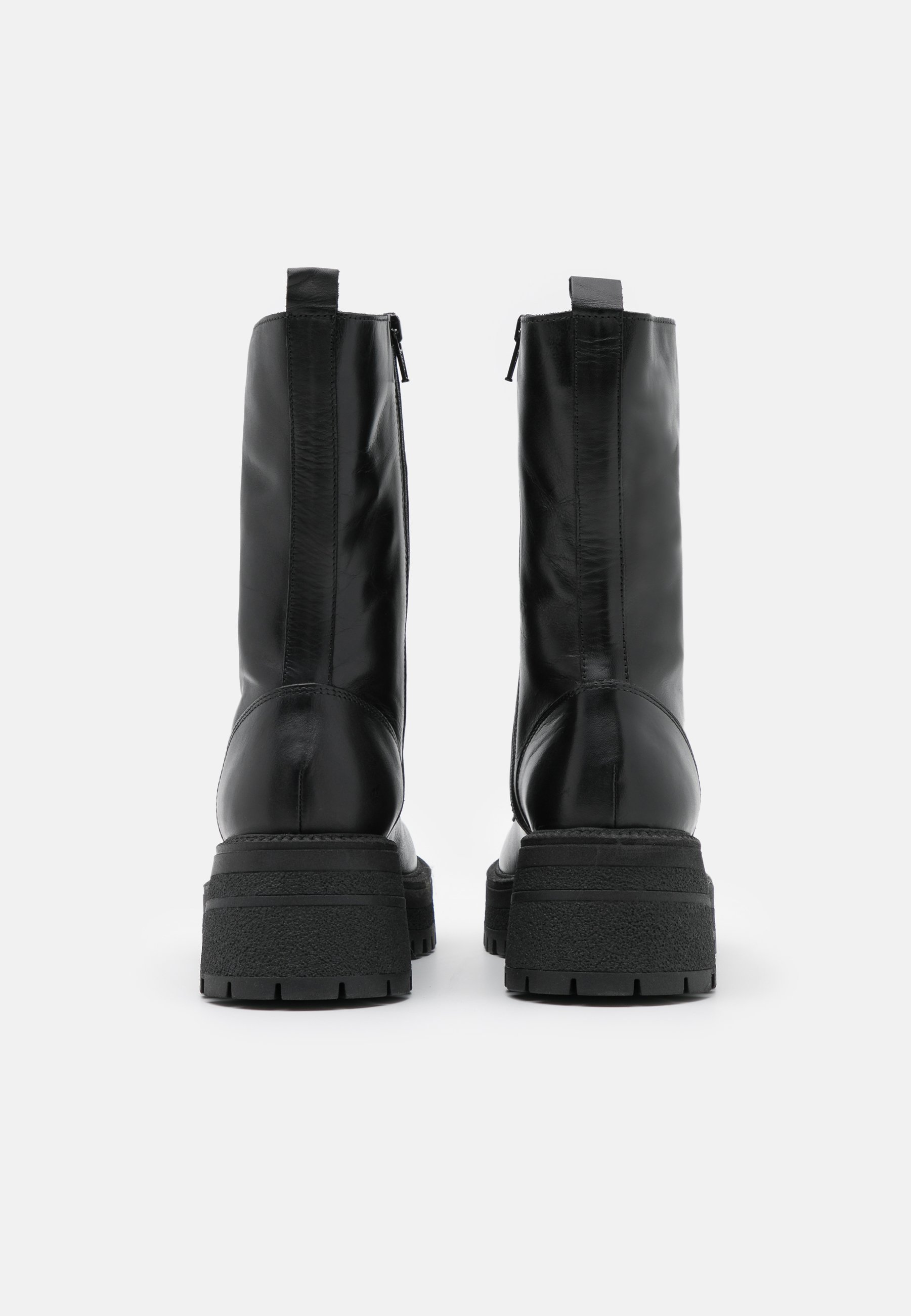 bottes avec lacets arrière